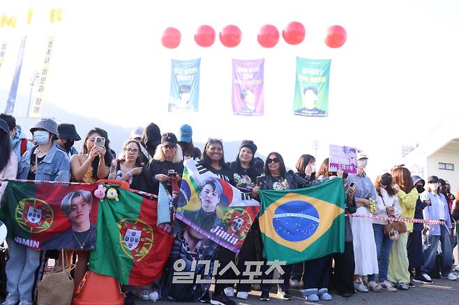 군 복무를 마친 그룹 방탄소년단(BTS) 정국과 지민의 전역 행사가 11일 오전 경기 연천군 연천공설운동장에서 열렸다. 팬들이 플래카드를 들고 정국과 지민을 기다리고 있다. 연천=서병수 기자 qudtn@edaily.co.kr /2025.06.11/