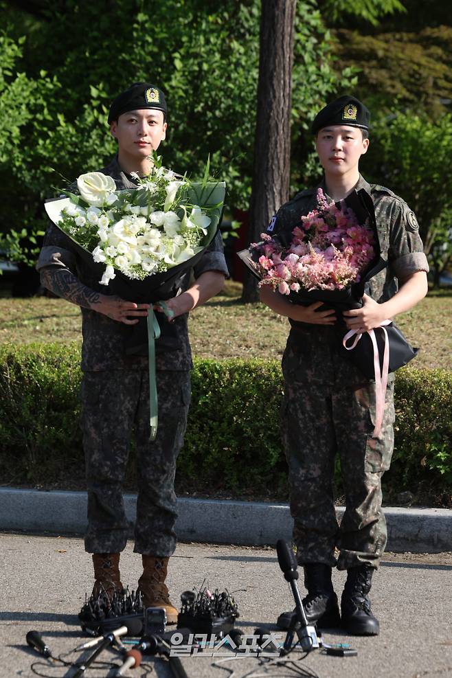군 복무를 마친 그룹 방탄소년단(BTS) 정국과 지민이 11일 오전 경기 연천군 연천공설운동장에서 진행하는 전역 행사에 참석하고 있다. 연천=서병수 기자 qudtn@edaily.co.kr /2025.06.11/
