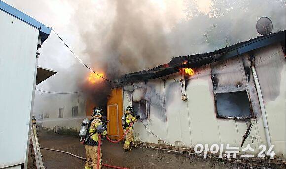 10일 오후 4시 38분쯤 김천시 감문면 보광리 소재 건설자재공장 기숙에서 불이 나 출동한 소방당국이 화재 진압을 하고 있다. [사진=경북소방본부 ]