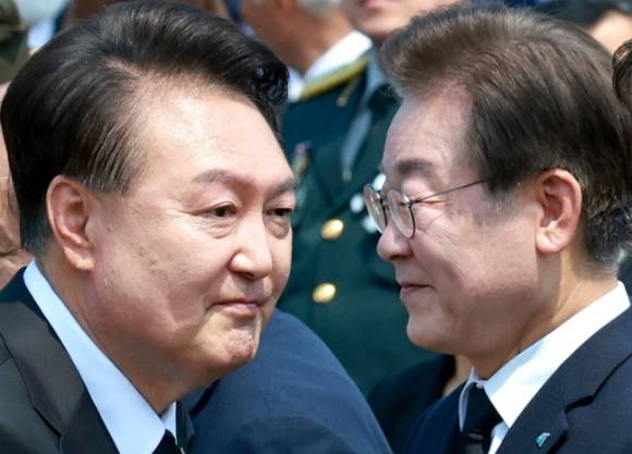 지난해 6월 6일 당시 윤설열 대통령과 이재명 더불어민주당 대표가 현충일 추념식에 참석하고 있다. [사진=연합뉴스]