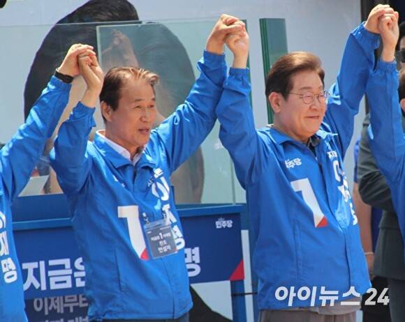 지난 6월 1일 이재명 대통령이 더불어민주당 대선 후보 시절, 고향인 경북 안동시의 웅부공원에서 열린 유세에서 권오을 국민대통합위원장과 함께 연단에 선 모습. [사진=김은경 기자]