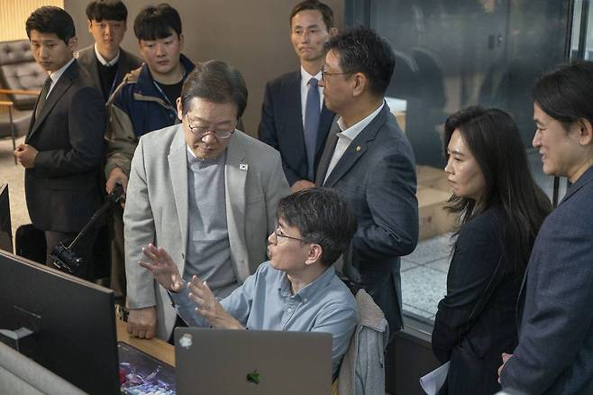 지난 4월 퓨리오사AI에 방문한 이재명 대통령 모습 / 출처=IT동아