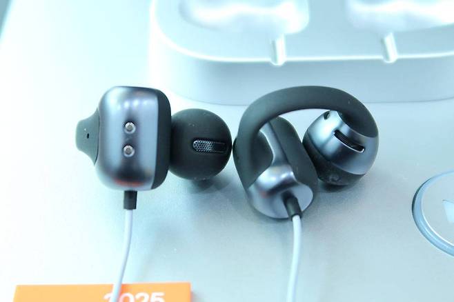 오픈닷 원은 편안한 착용감과 풍부한 음질을 제공한다 / 출처=IT동아