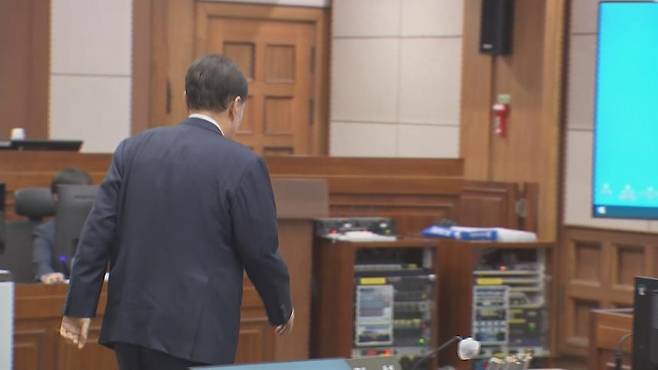 재판장으로 들어서는 윤석열 前 대통령