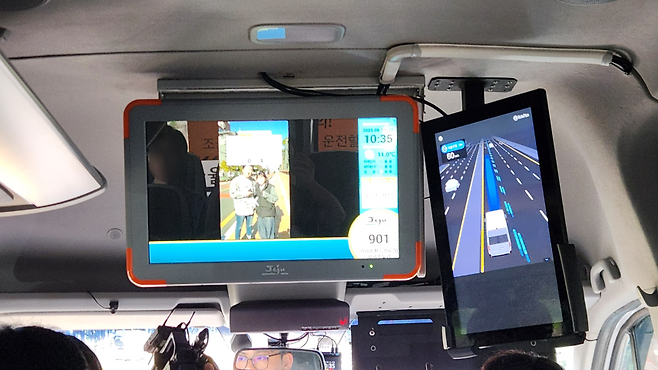 탐라자율차 내부 모습. 좌석 앞쪽에 승객 디스플레이 화면이 있다. (신동원 기자)