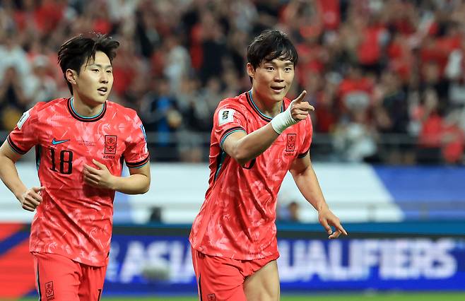 쿠웨이트전 후반에 나란히 골을 터트린 이강인(왼쪽)과 오현규(오른쪽). [뉴스1]