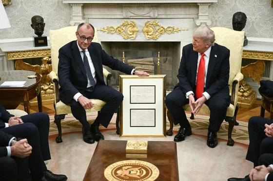 도널드 트럼프 미국 대통령과 프리드리히 메르츠 독일 총리가 지난 5일 미국 워싱턴 백악관에서 회담을 했다. [AP=연합뉴스]