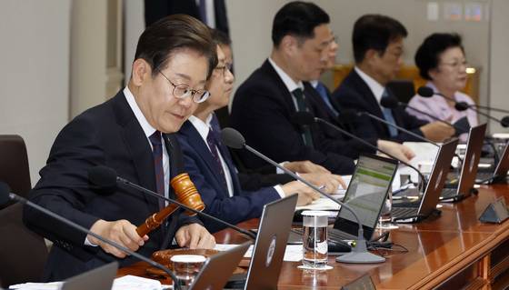 이재명 대통령이 10일 오전 국무회의를 주재하고 있다. 이날 회의에서 3대 특검 법안(내란·김건희·순직 해병 특검법)이 의결됐다. 김현동 기자