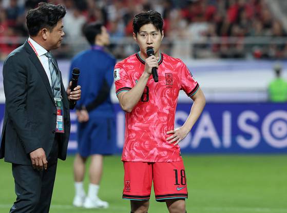 이강인이 10일 서울 마포구 서울월드컵경기장에서 열린 2026 국제축구연맹(FIFA) 북중미월드컵 아시아 3차 예선 쿠웨이트와의 경기를 마친 후 인사말을 하고 있다. 뉴시스