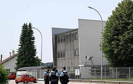 사건이 발생한 프랑스 동부 노장의 중학교 앞. AFP=연합뉴스
