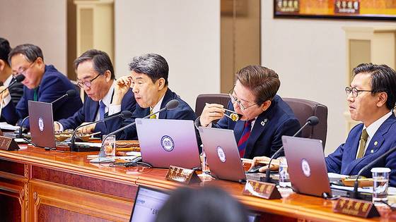 이재명 대통령이 지난 5일 서울 용산구 대통령실 청사에서 열린 국무회의 중 점심으로 김밥을 먹고 있다. 사진 대통령실