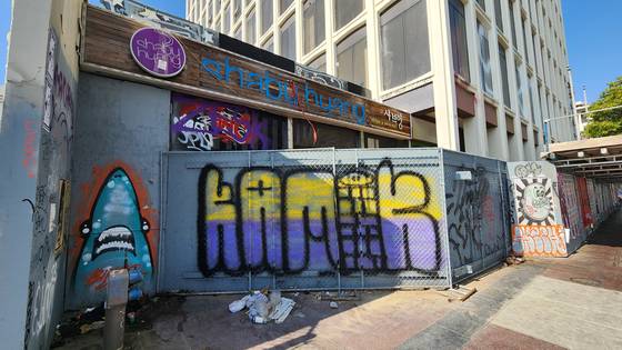 현지시간 10일(현지시간) 미국 캘리포니아 로스앤젤레스(LA) 한인타운에 위치한 한 한인 식당의 문이 닫혀 있다. 트럼프 행정부가 한인 상점에서 종사해온 라틴계 이민자들에 대한 대대적 체포 작전을 벌이면서 영업을 하지 못하는 상점이 늘고 있다. 로스앤젤레스=강태화 특파원