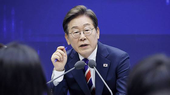 이재명 대통령이 11일 서울 영등포구 여의도 한국거래소(KRX) 통합관제센터에서 열린 불공정거래 근절을 위한 시장감시본부 실무 직원들과의 현장 간담회에서 모두 발언을 하고 있다./2025.06.11 대통령실사진기자단 매일경제 김호영