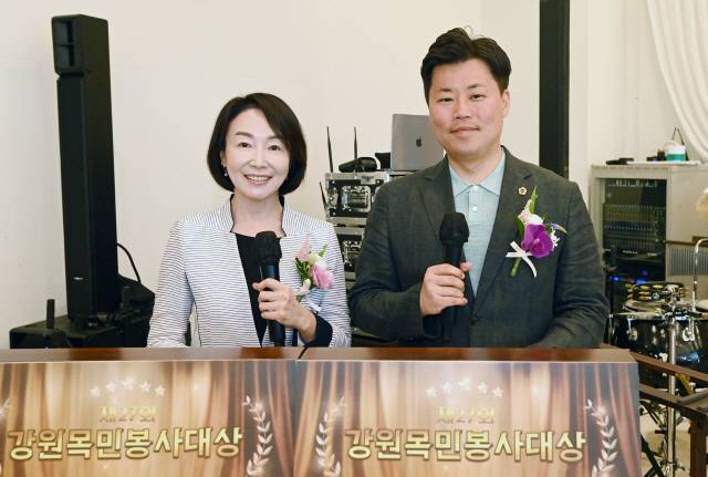 ▲ 강원목민봉사대상 시상식에서 이승진,김용래 도의원이  매끄러운 진행으로 박수갈채를 받았다.  서영 기자