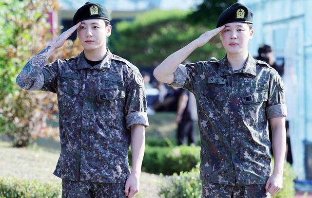 ▲ 육군 현역 복무를 마친 그룹 BTS의 지민과 정국이 11일 오전 경기도 연천군 연천공설운동장에서 거수경례로 전역을 알리고 있다.  연합뉴스