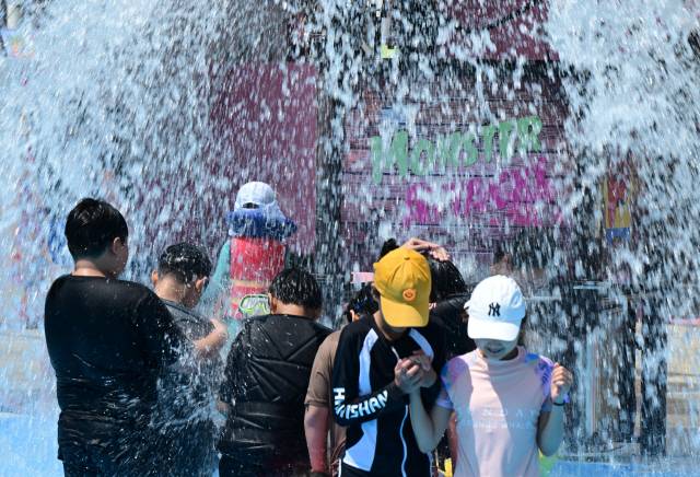 춘천시민들이 물놀이를 하며 더위를 식히고 있다. [강원도민일보 자료사진]