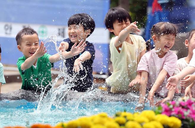 무더운 날씨가 이어지고 있는 10일 광주 북구청 광장으로 야외활동 나온 북구청직장어린이집 아이들이 물레방아에서 물장구를 치며 더위를 식히는 모습. /사진=뉴스1