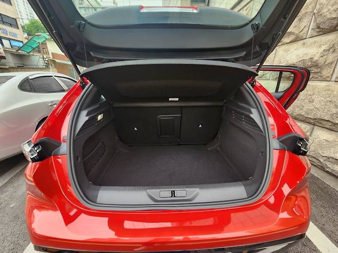 푸조 308 스마트 하이브리드 트렁크. 사진=최수진 한경닷컴 기자