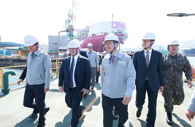 미 해군성 장관 존 C. 펠란이 지난 4월 30일 한국의 HD 현대중공업을 방문한 모슴. 미 해군 홈페이지 캡처
