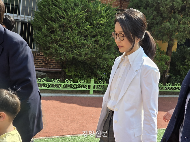 김건희 여사가 윤석열 전 대통령과 함께 지난 3일 서울 서초구 원명초등학교에 위치한 대통령 선거 투표소에 들어가고 있다. 우혜림 기자