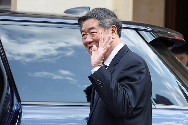 미·중 런던 무역협상에 참여하는 중국 대표단을 이끈 허리펑 부총리가 10일(현지시간) 회담을 마치고 랭커스터 하우스를 떠나면서 취재진에게 손을 흔들고 있다.  로이터연합뉴스