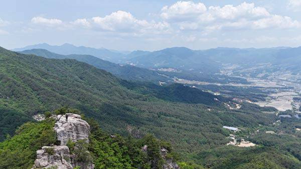 경남 함양군 ‘오르GO 함양’ 산악 완등 인증 세 번째 산행지로 선택한 영취산 최고의 전망대인 극락바위에 서면 조망이 시원하게 열린다. 취재팀 앞 멀리 덕유 서봉(장수 덕유산)과 남덕유산에서 시계 방향으로 남령 칼바위(수리덤) 월봉산 금원산 기백산 등이 펼쳐지며 발아래 서상 면소재지가 보인다. 여기서 남덕유산을 보니 누워있는 부처님인 와불 형상을 했다.