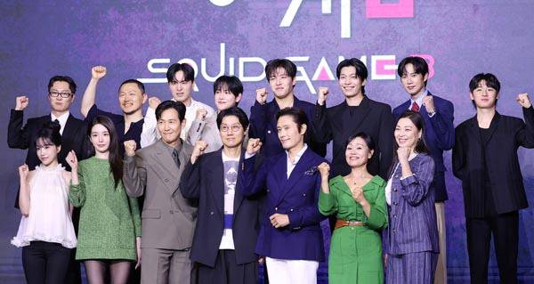 지난 9일 서울 드래곤시티 호텔에서 열린 넷플릭스 흥행작 ‘오징어 게임’ 시즌3 제작 발표회에서 감독과 배우들이 포즈를 취하고 있다. 연합뉴스