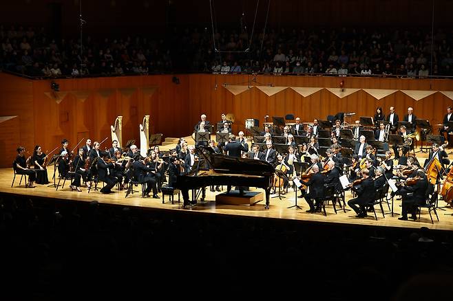 Pianist Yunchan Lim holds a concert at the Seoul Arts Center alongside the Orchestre de Paris and conductor Klaus Makela on June 10 for the 60th anniversary of the JoongAng Ilbo. [JOONGANG ILBO]