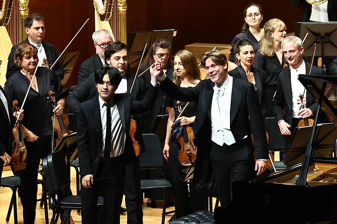 Pianist Yunchan Lim holds a concert at the Seoul Arts Center alongside the Orchestre de Paris and conductor Klaus Makela on June 10 for the 60th anniversary of the JoongAng Ilbo. [JOONGANG ILBO]