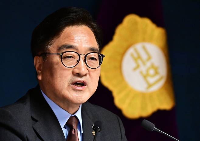 우원식 국회의장이 11일 국회 사랑재에서 열린 취임 1주년 기자간담회에서 향후 국회 운영방안 등을 설명하고 있다. 연합뉴스