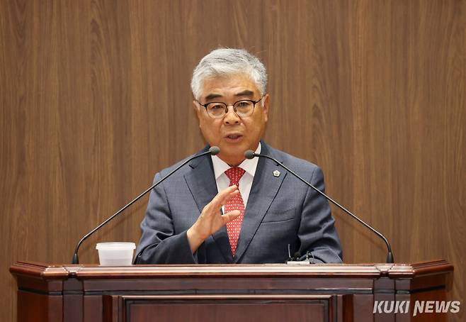 충남도의회 유성재 의원이 11일 열린 제359회 정례회 제2차 본회의 교육행정질문에서 ‘다문화학생 교육 시스템’과 ‘천안 입장 지역 학교 설립’ 등에 대해 질문하고 있다.