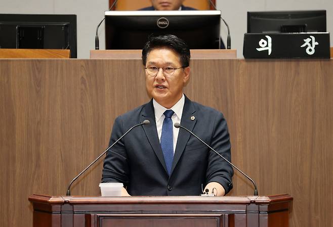 충남 홍기후 광역의원이 도의회 제359회 임시회에서 당진 ‘영웅바위’와 관련해 충남도와 당진시가 문화재지정에 많은 관심과 홍보를 귀울여 줄 것을 5분 발언을 통해 당부하고 있다. 충남도의회