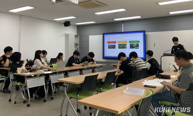 충남도립대 환경에너지학과 학생들이 충남도에서 개발‧운영 중인 탄소포인트 앱 ‘탄소업슈’를 분석하고, 그 개선방안을 도에 직접 제안하는 프로젝트형 수업을 진행하고 있다.&nbsp;