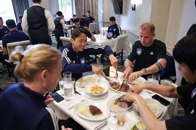 회식을 가진 울산 선수단. 울산 HD 제공