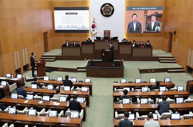 오세훈 서울시장이 11일 서울 중구 서울시의회에서 열린 제331회 정례회 시정질문에 참석, 토지거래허가제와 관련한 질문에 답하고 있다. 연합뉴스