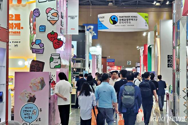 11일 경기 고양시 킨텍스 ‘2025 서울국제식품산업대전’(서울푸드 2025)에서 방문객들이 부스를 둘러보고 있다. 김건주 기자&nbsp;