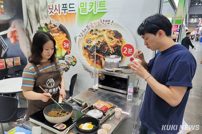 중국에 한식 식자재와 간편식을 유통하는 닛시푸드 부스에서 방문객이 음식을 맛보고 있다. 김건주 기자&nbsp;