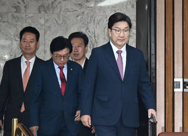 권성동(오른쪽) 국민의힘 원내대표가 10일 국회 본관에서 열린 원내대책회의에 참석하기 위해 회의장에 들어서고 있다. 국민의힘은 당 쇄신안을 놓고 옛 친윤(친윤석열)계와 친한(친한동훈)계 간 이견이 노출되는 등 내홍이 계속되고 있다. 이병주 기자