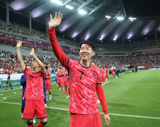관중 향해 인사하는 손흥민. 연합뉴스