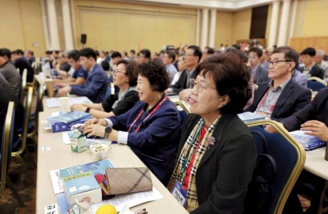 한국기독교장로회 여성 총대들이 지난해 9월 전북 부안 소노벨 변산에서 열린 109회 총회에 참석해 발언을 경청하고 있다. 국민일보DB