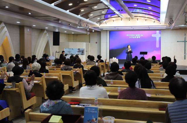 정 사모가 매주 화요일 진행하는 해피맘 기도회에서 참가자들에게 말씀을 전하는 장면. 정 사모 제공