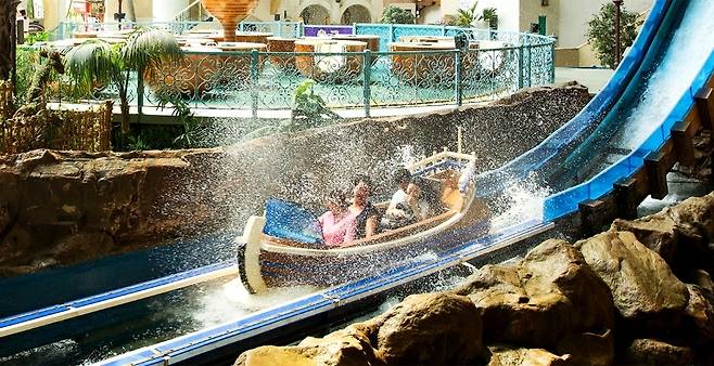 수상 놀이기구 후룸라이드. 롯데월드 홈페이지 캡처