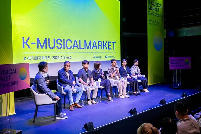 지난 5일 대학로 극장 온에서는  K-뮤지컬국제마켓의 일환으로 한국, 중국, 일본 프로듀서들이 참가한 ‘아시아 뮤지컬 포럼’이 열렸다. 이날 포럼에서는 3국의 뮤지컬 원 아시아 마켓에 대한 토론이 열렸다.       예술경영지원센터