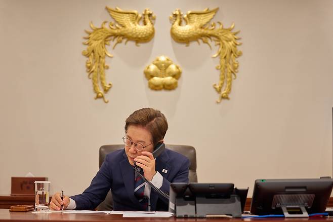 이재명 대통령이 11일 서울 용산 대통령실 집무실에서 페트르 피알라 체코 총리와 통화하고 있다. 대통령실 제공