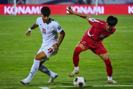 북한(북은 유니폼)과 이란의 경기 장면. 사진[AP=연합뉴스]