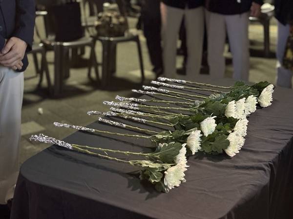 ▲참여자들은 고인에게 헌화하며 두 시간여 이어진 추모문화제를 마무리했다. 사진=윤유경 기자.