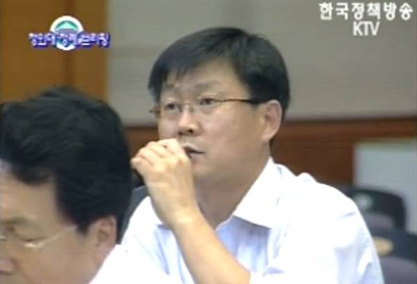 ▲ 2007년 당시 청와대 대변인에게 질문하는 박승희 중앙일보 기자(현 삼성전자 CR담당 사장). 사진=KTV 화면 갈무리