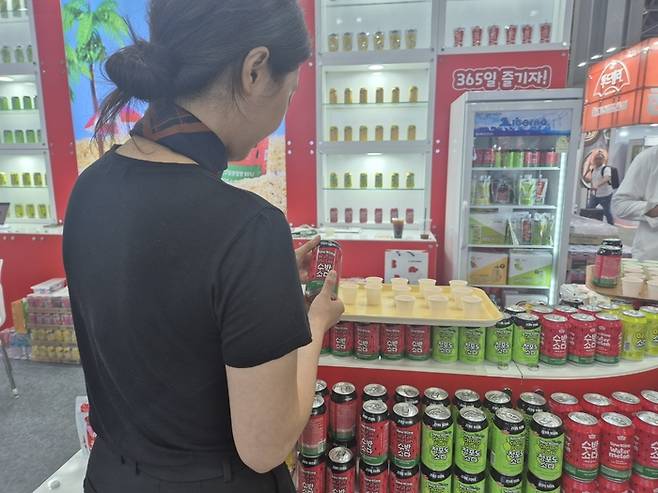 서울국제식품산업대전에서 보람그룹의 계열사인 ‘보람바이오’ 관계자가 부스에서 자사 제품을 설명하고 있다. [사진 출처  = 최종일 기자]