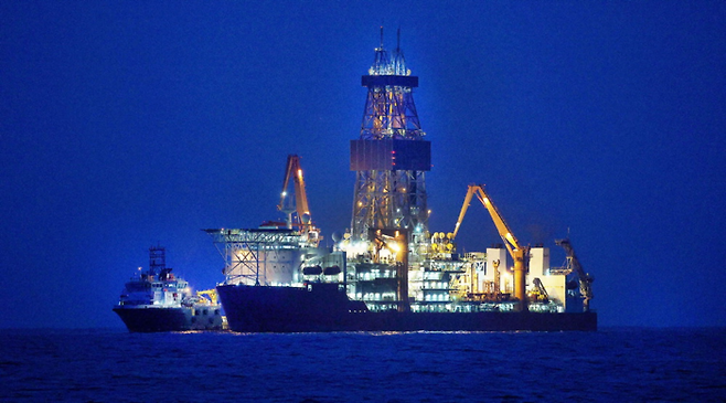 지난해 12월 경북 포항시 앞바다에 위치한 대왕고래 유망구조에서 웨스트 카펠라호가 탐사 시추 작업을 하는 모습. <사진=연합뉴스>