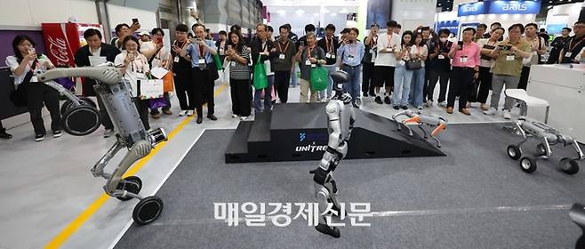 11일 서울 강남구 삼성동 코엑스에서 열린 ‘2025 스마트테크코리아’를 찾은 관람객들이 전시물을 살펴보고 있다. 2025.6.11 [한주형기자]